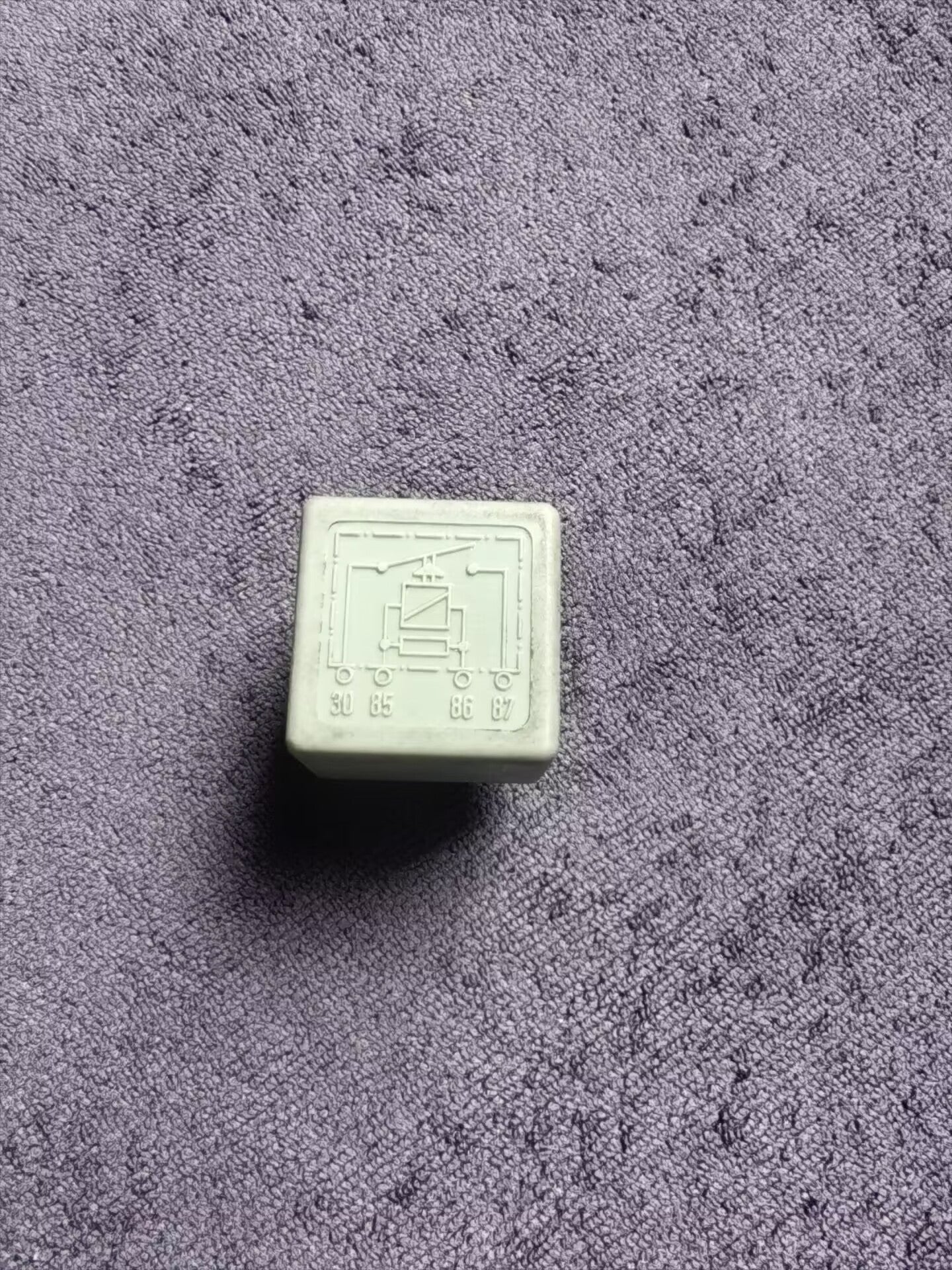 Universal Relay 20 200 001 / 12V 30A / 4 Prongs