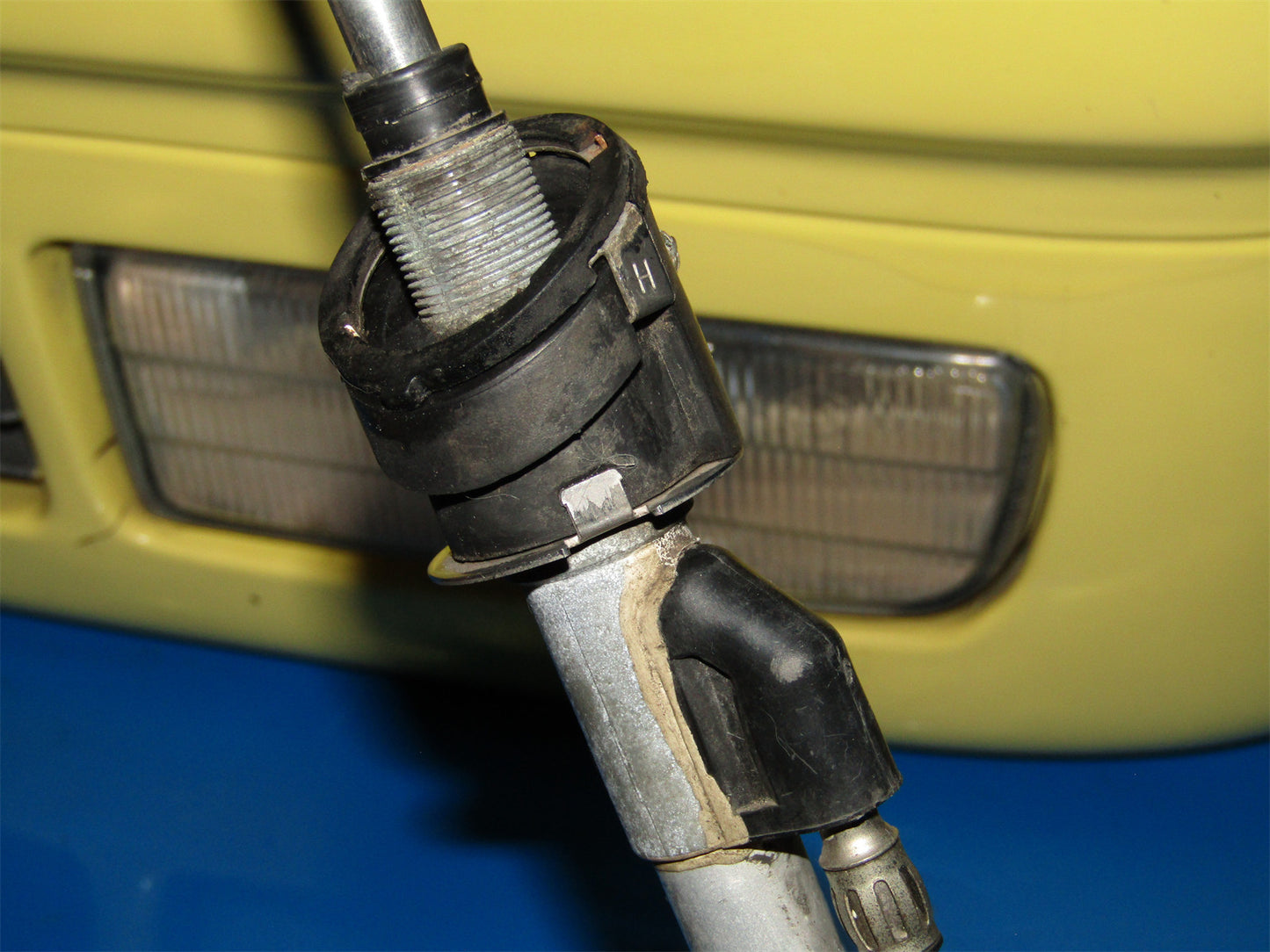 92 93 94 95 96 Lexus ES300 OEM Power Antenna Top Mount Grommet Ground Unit