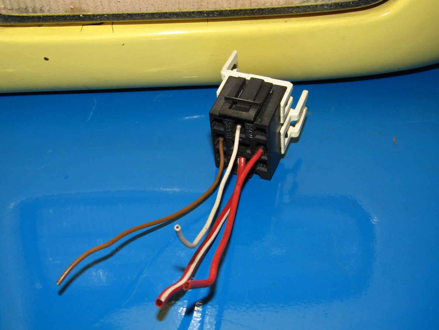 92-95 BMW 325i OEM V23134-K59-X222 Relay Pigtail Harness Connector