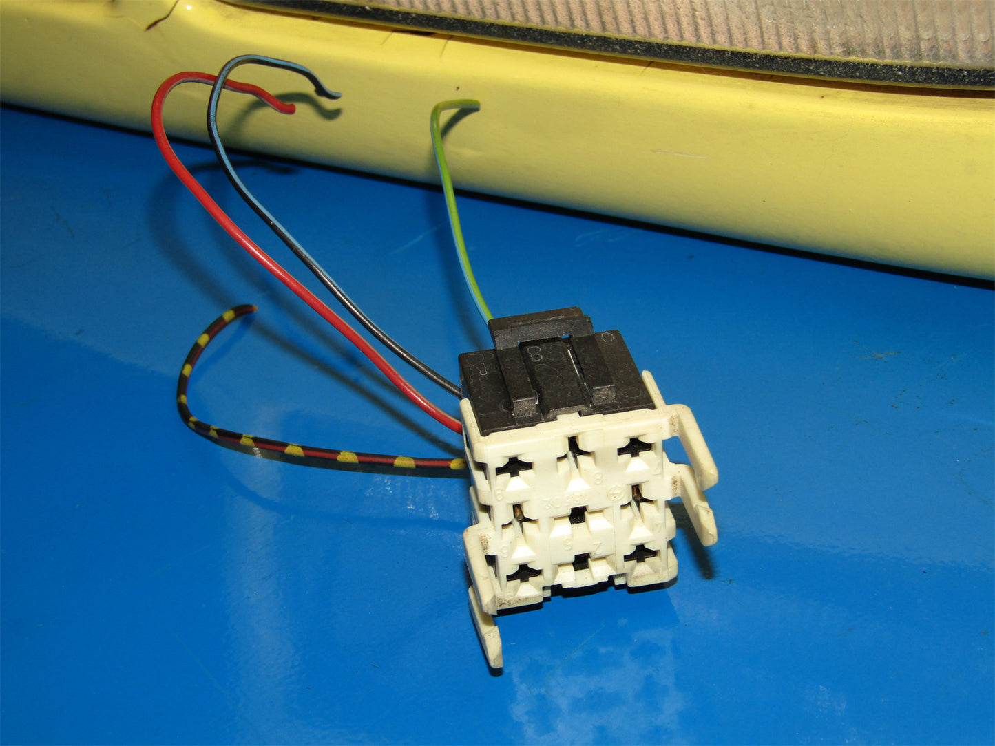 92-95 BMW 325i OEM V23134-K52-X181 Relay Pigtail Harness Connector