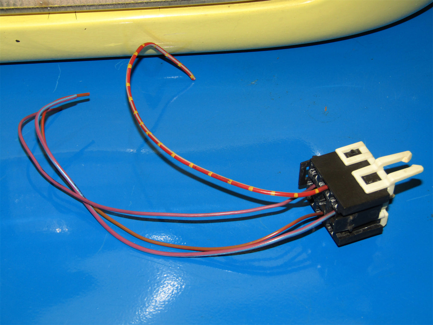 92-95 BMW 325i OEM 0 332 019 456 Relay Pigtail Harness Connector