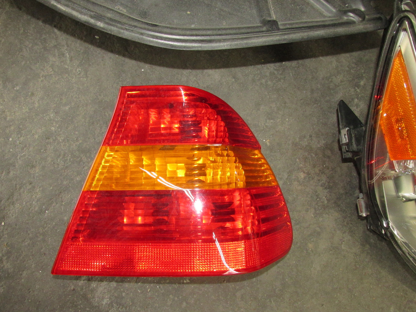 02 03 04 05 BMW 325i Sedan OEM Tail Light - Right