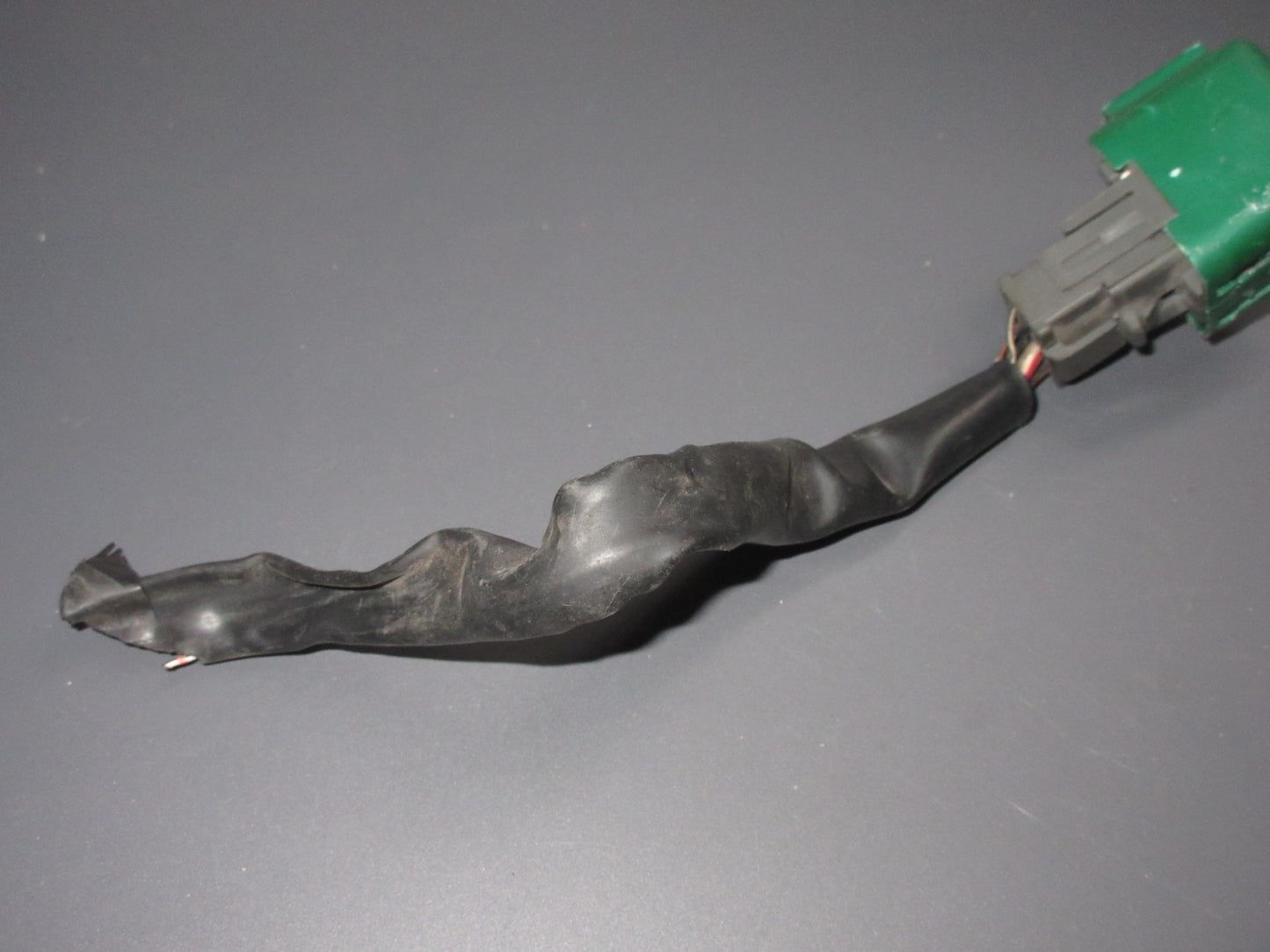 90-94 Lexus LS400 OEM 85910-22040 Circuit Open Relay Pigtail Harness Connector