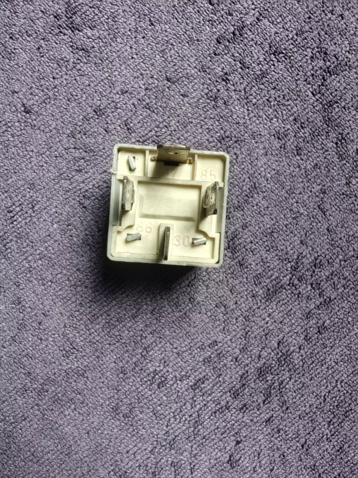 Universal Relay 20 200 001 / 12V 30A / 4 Prongs