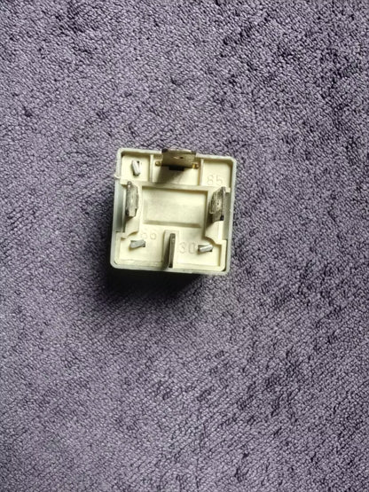 Universal Relay 20 200 001 / 12V 30A / 4 Prongs