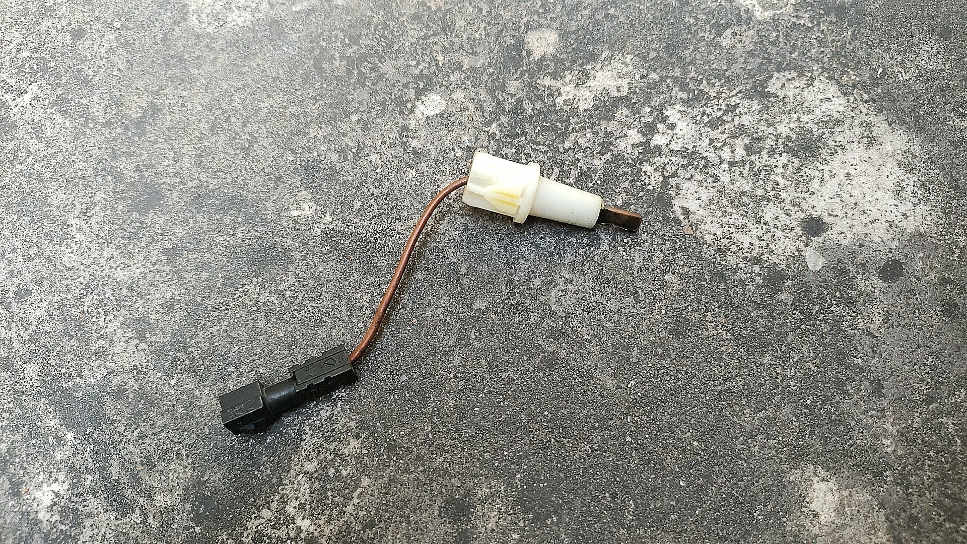 92-95 BMW 325i OEM Horn Carbon Contact Pin