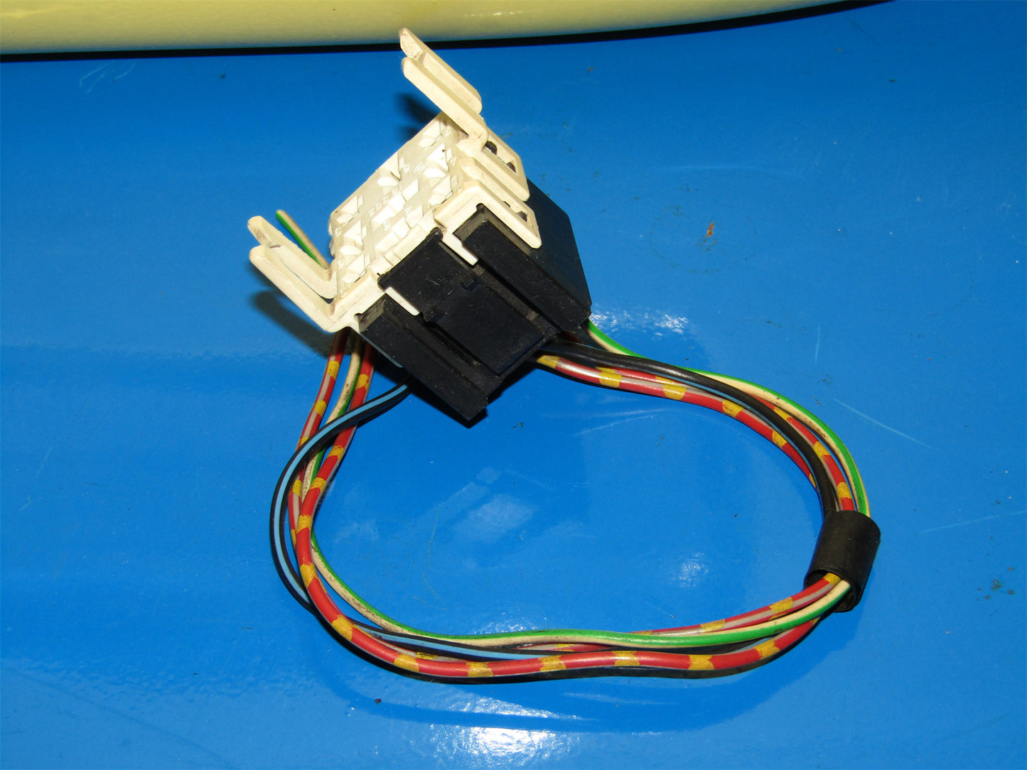 92-95 BMW 325i OEM V23134-K59-X222 Relay Pigtail Harness Connector