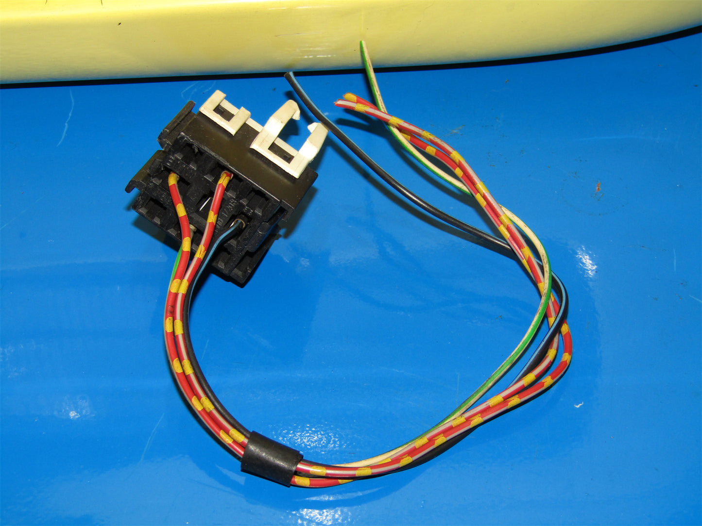 92-95 BMW 325i OEM V23134-K59-X222 Relay Pigtail Harness Connector