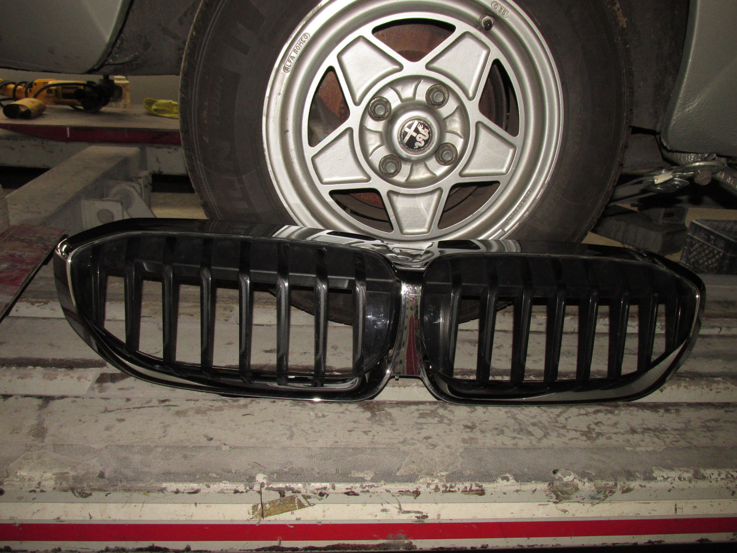 19 20 21 22 BMW 330i OEM Front Bumper Grille